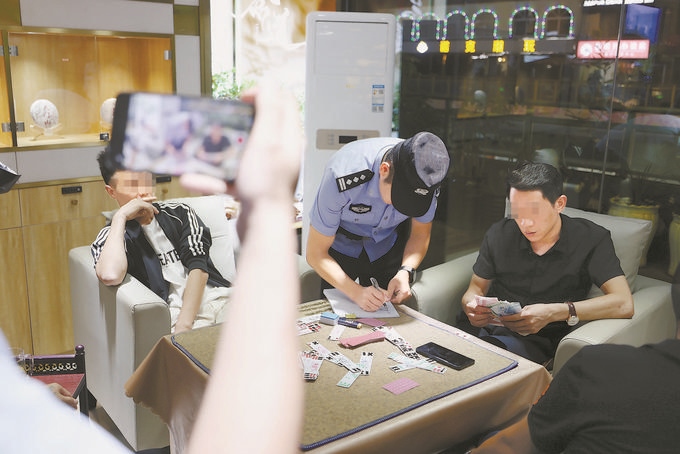 9月7日，云南省昆明市公安機(jī)關(guān)對(duì)棋牌室開展檢查。