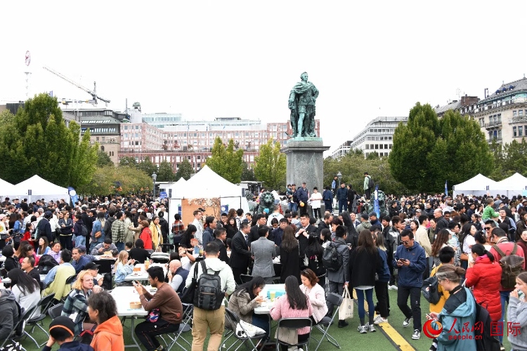 “天涯共此時(shí)——中秋游園會(huì)”在斯德哥爾摩國(guó)王花園舉辦。人民網(wǎng)記者 殷淼攝