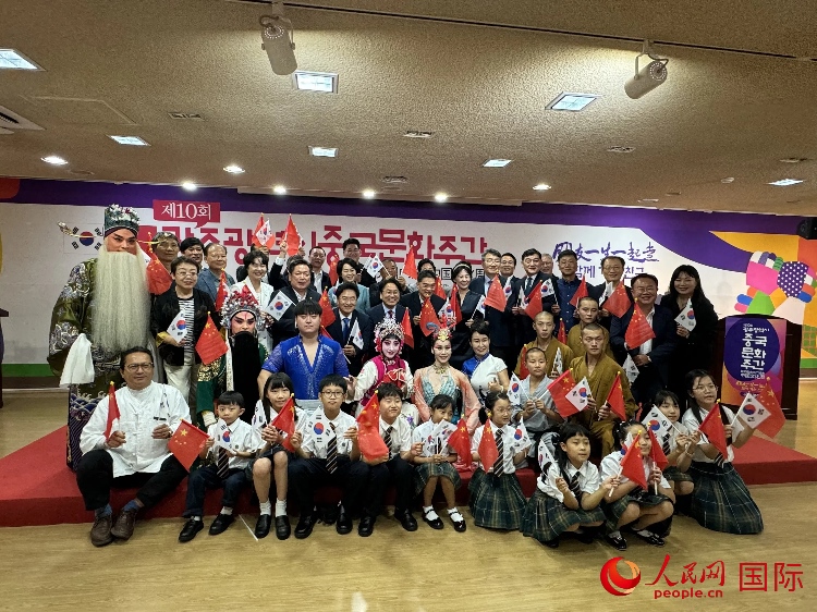 中韓雙方嘉賓和演員在中國(guó)文化周開(kāi)幕式上合影留念。人民網(wǎng)記者 莽九晨攝