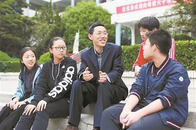 淮北市首批高層次人才儲(chǔ)備金獲得者、淮北市第一中學(xué)教師陳超（左三）在與學(xué)生交談?；幢笔形瞬殴ぷ骶止﹫D