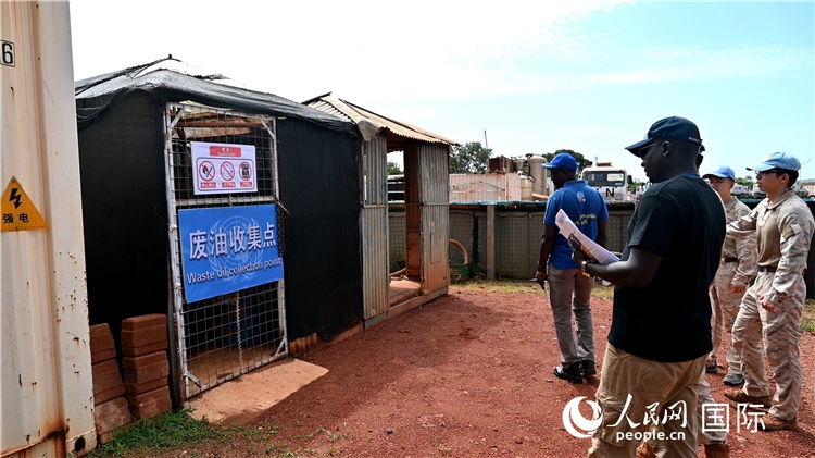 圖5 檢查廢棄油料收集點(diǎn)。王軍杰攝