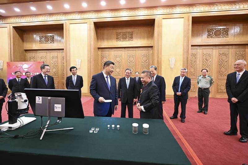 △2024年9月23日，習(xí)近平總書記等參觀月球樣品和探月工程成果展覽。