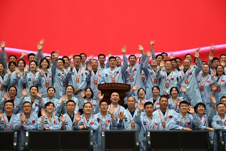 △2024年6月25日，嫦娥六號任務(wù)圓滿成功后，工作人員在北京航天飛行控制中心合影。
