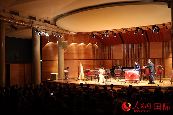 中國歌劇舞劇院的音樂家表演京劇曲牌《夜深沉》。人民網(wǎng)記者 禹麗敏攝