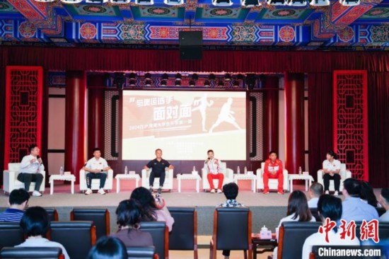 吳愉、王德新、沈?qū)W軍、江海東、朱曉蕾與在座同學(xué)們分享個人的體育故事與成長感悟。上海市港澳辦供圖