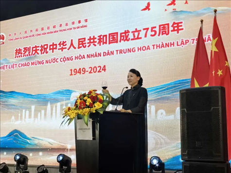 中國駐峴港總領(lǐng)事董碧幽在招待會上致辭。中國駐峴港總領(lǐng)館供圖