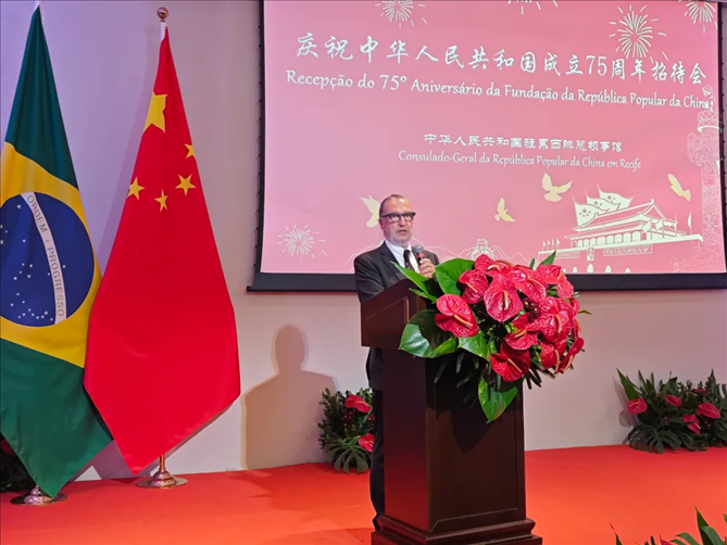 巴西外交部駐東北部地區(qū)辦公室主任德寶拉大使在招待會(huì)上致辭。 中國(guó)駐累西腓總領(lǐng)館供圖