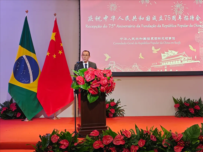 塞爾希培州州長(zhǎng)代表、副州長(zhǎng)索布拉爾在招待會(huì)上致辭。 中國(guó)駐累西腓總領(lǐng)館供圖