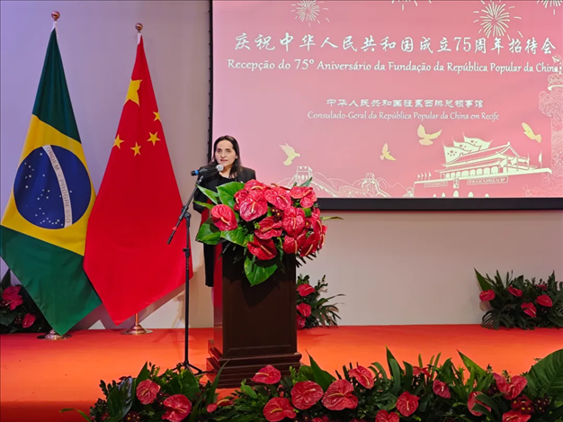 伯南布哥州州長(zhǎng)代表、科技廳長(zhǎng)維達(dá)爾在招待會(huì)上致辭。 中國(guó)駐累西腓總領(lǐng)館供圖