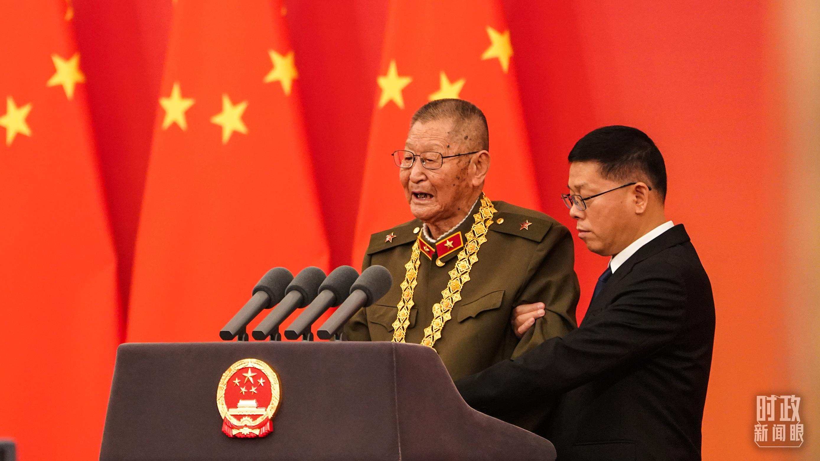 “共和國勛章”獲得者黃宗德在頒授儀式上發(fā)言。（總臺記者李晉拍攝）