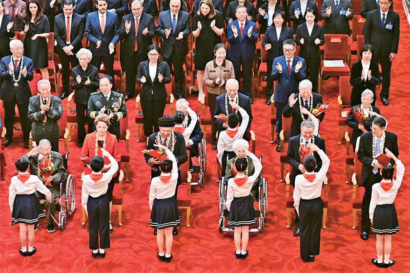2024年9月29日，中華人民共和國國家勛章和國家榮譽(yù)稱號頒授儀式在北京人民大會(huì)堂隆重舉行。圖為少先隊(duì)員向國家勛章和國家榮譽(yù)稱號獲得者敬禮致意。 新華社記者 岳月偉/攝