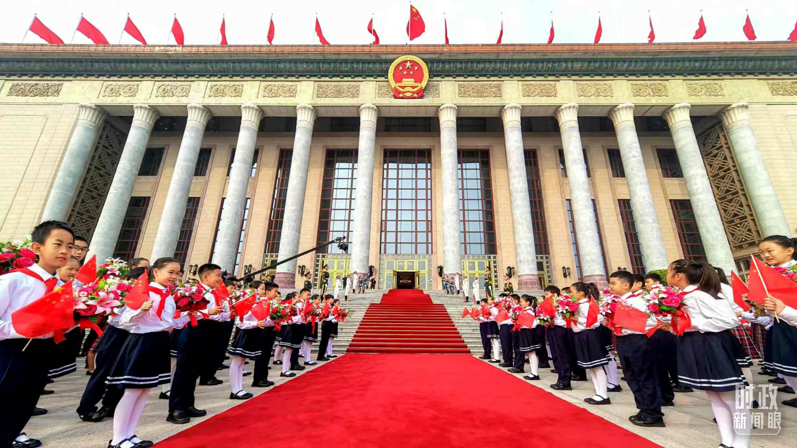 9月29日，人民大會堂外紅毯鋪就，迎接英雄模范。（總臺央視記者劉琦拍攝）