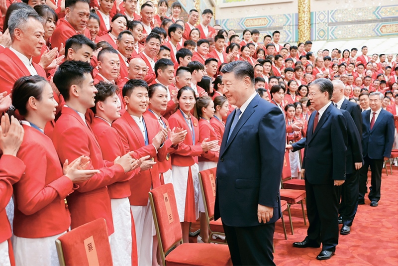 2024年8月20日，黨和國(guó)家領(lǐng)導(dǎo)人習(xí)近平、趙樂(lè)際、王滬寧、蔡奇、李希、韓正等在人民大會(huì)堂接見(jiàn)第33屆夏季奧林匹克運(yùn)動(dòng)會(huì)中國(guó)體育代表團(tuán)全體成員。 新華社記者 鞠鵬/攝