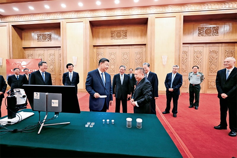 2024年9月23日，黨和國(guó)家領(lǐng)導(dǎo)人習(xí)近平、李強(qiáng)、趙樂(lè)際、王滬寧、蔡奇、丁薛祥、李希等在人民大會(huì)堂接見(jiàn)探月工程嫦娥六號(hào)任務(wù)參研參試人員代表并參觀月球樣品和探月工程成果展覽。這是習(xí)近平等參觀月球樣品和探月工程成果展覽。 新華社記者 謝環(huán)馳/攝