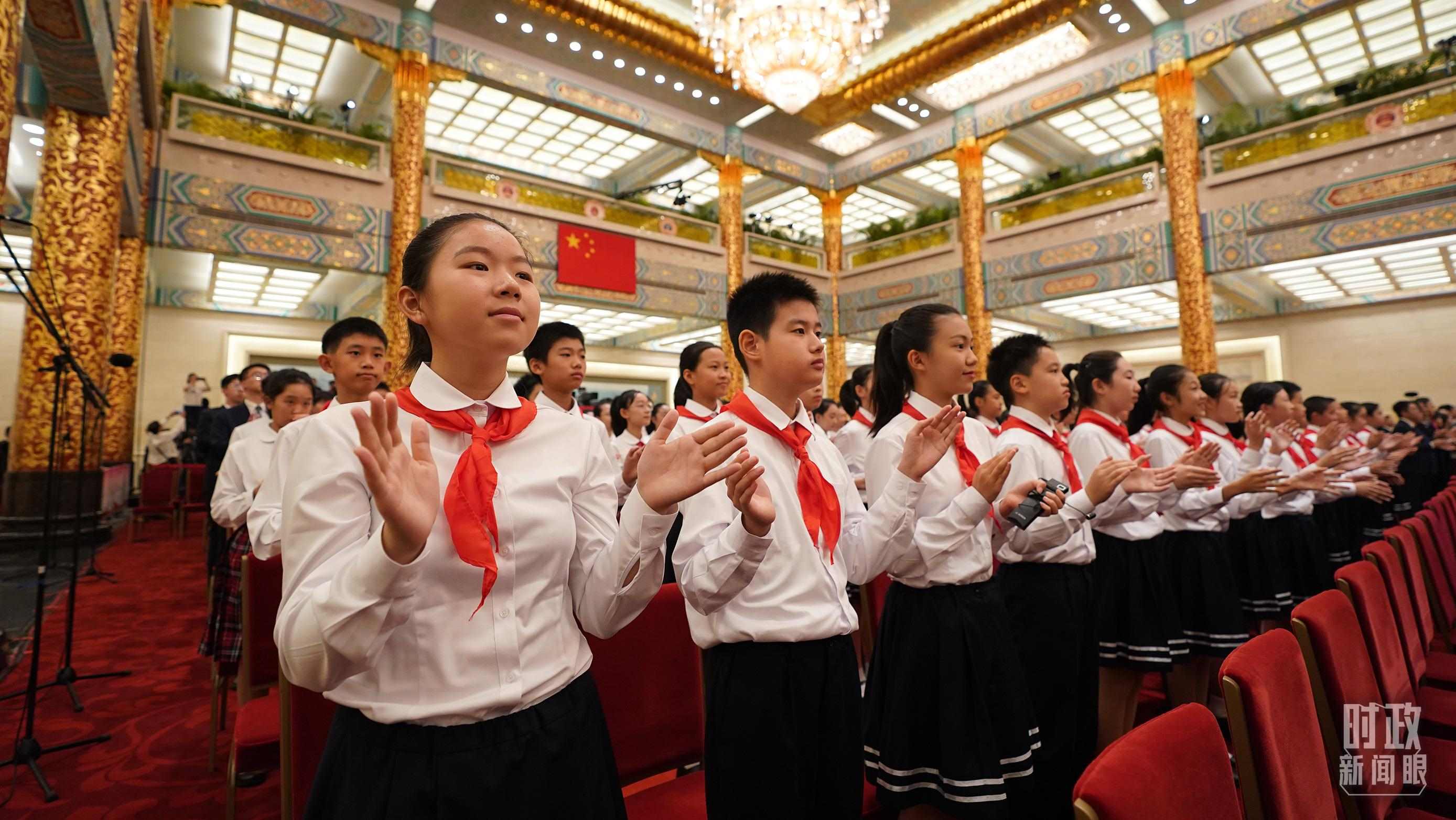 頒授儀式現(xiàn)場的少先隊員。（總臺記者李晉拍攝）
