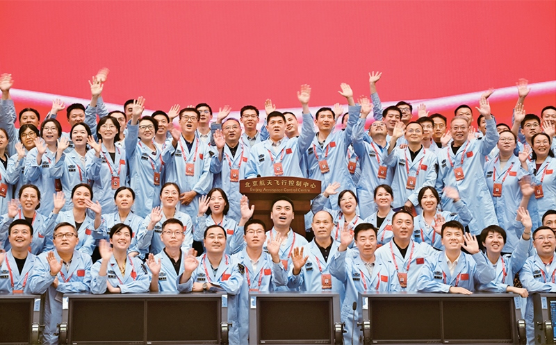 嫦娥六號完成了人類歷史上首次月球背面采樣，突破了多項(xiàng)關(guān)鍵技術(shù)，是我國建設(shè)航天強(qiáng)國、科技強(qiáng)國取得的又一標(biāo)志性成果，是我國探月工程的重要里程碑。圖為2024年6月25日，嫦娥六號任務(wù)圓滿成功后，工作人員在北京航天飛行控制中心合影。 新華社記者 金良快/攝