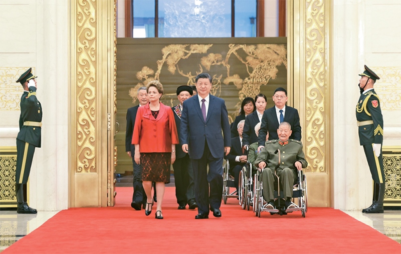 2024年9月29日，中華人民共和國(guó)國(guó)家勛章和國(guó)家榮譽(yù)稱號(hào)頒授儀式在北京人民大會(huì)堂金色大廳隆重舉行。中共中央總書(shū)記、國(guó)家主席、中央軍委主席習(xí)近平同國(guó)家勛章和國(guó)家榮譽(yù)稱號(hào)獲得者一同步入會(huì)場(chǎng)。 新華社記者 王曄/攝