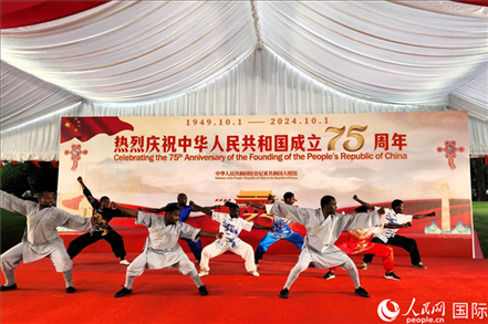 肯尼亞青年表演中國(guó)武術(shù)。人民網(wǎng)記者 黃煒鑫攝