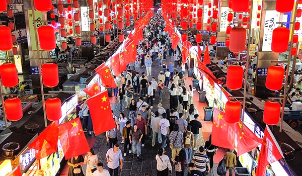 國慶臨近，河南省洛陽市老城歷史文化街區(qū)裝扮一新，國旗招展，處處洋溢著濃厚的國慶節(jié)日氛圍。來源：人民圖片網(wǎng)
