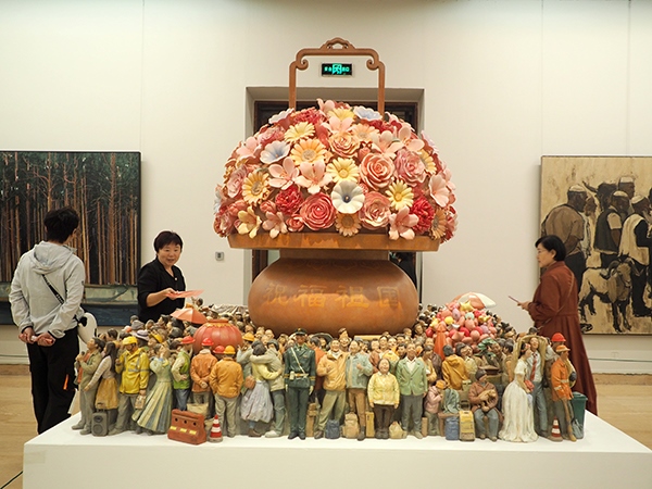 2024年9月28日，觀眾在中國美術(shù)館參觀“慶祝中華人民共和國成立75周年——第十四屆全國美術(shù)作品展覽進京作品展”。杜建坡攝。來源：人民圖片網(wǎng)