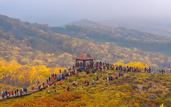 2024年9月27日，內(nèi)蒙古自治區(qū)赤峰市克什克騰旗烏蘭布統(tǒng)景區(qū)層林盡染，游人如織，風光如畫。來源：人民圖片網(wǎng)