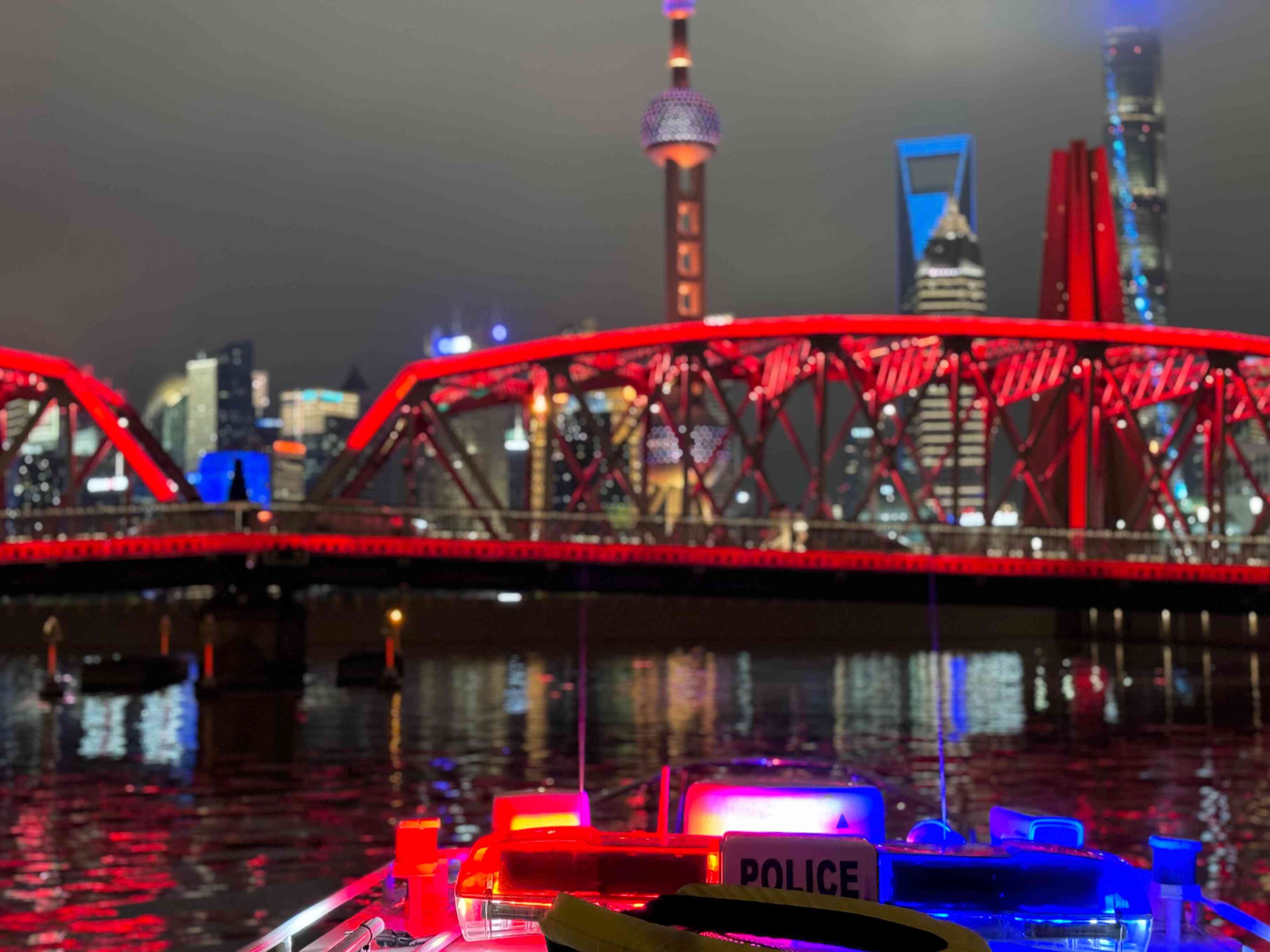 公安艇夜間巡邏。人民網(wǎng)記者 郝萍攝