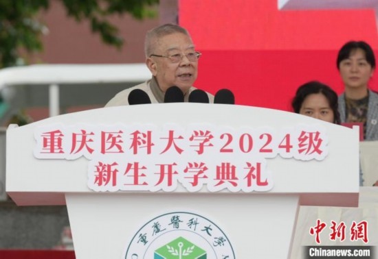 圖為陳宏礎(chǔ)教授為新生帶來“開學(xué)第一課”。中新網(wǎng)記者 周毅 攝