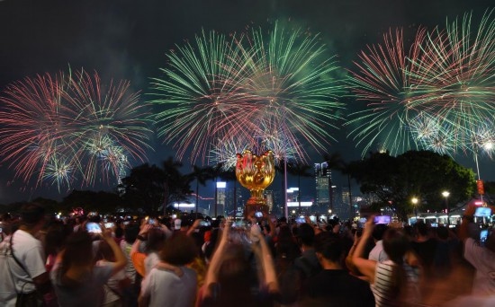 10月1日晚，香港國(guó)慶煙花匯演在維多利亞港舉行，慶祝中華人民共和國(guó)成立75周年。新華社記者 陳鐸 攝