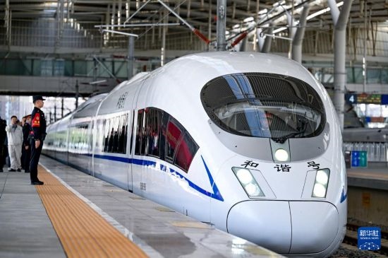 10月1日，由銀川開往惠農(nóng)的C8218次列車從銀川站駛出。
