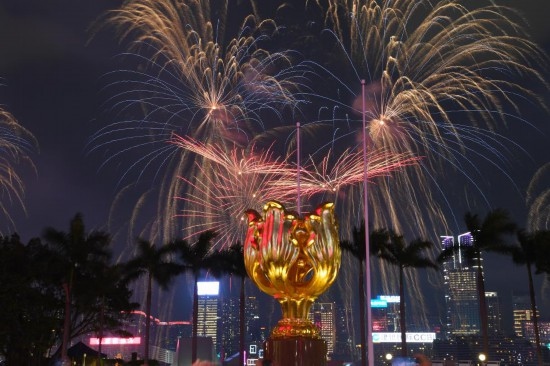 10月1日晚，香港國(guó)慶煙花匯演在維多利亞港舉行，慶祝中華人民共和國(guó)成立75周年。新華社記者 陳鐸 攝
