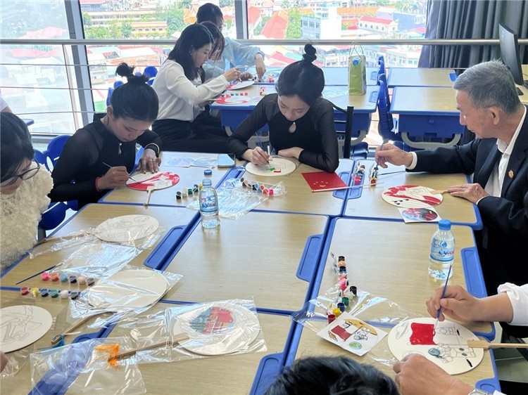 觀眾們在體驗畫扇。Sem Sophea攝