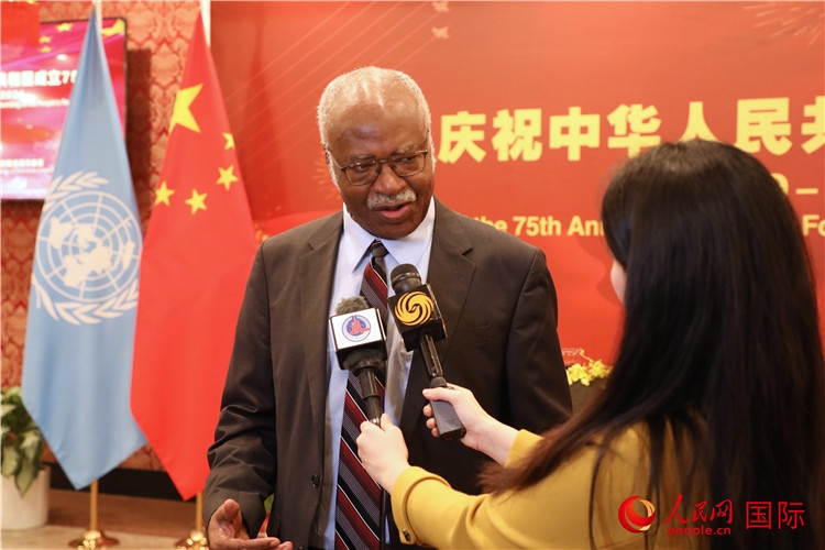 聯(lián)大主席菲勒蒙在招待會現(xiàn)場接受媒體采訪，他向中國政府和人民致以節(jié)日祝賀，表示中國的發(fā)展成就令人驚嘆。人民網(wǎng)記者 李志偉攝