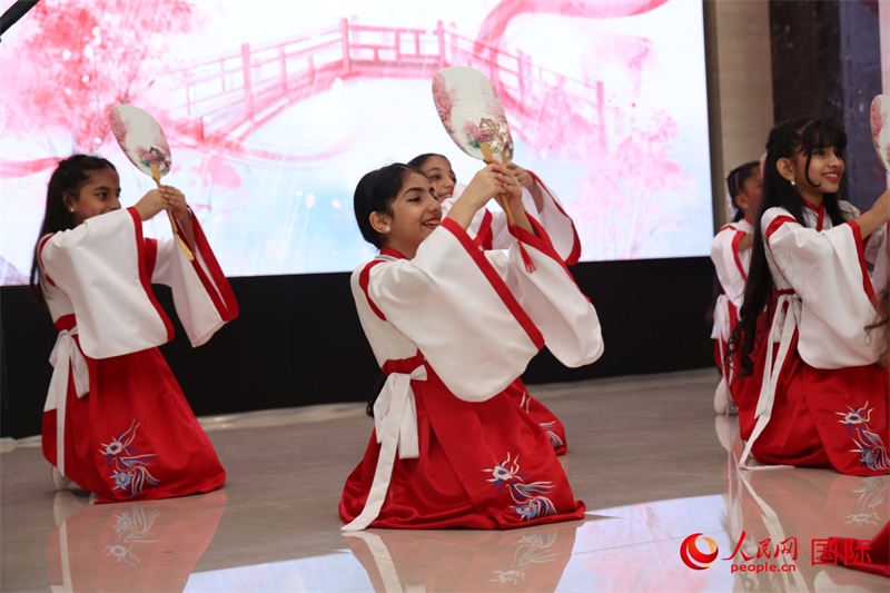 富查伊拉當(dāng)?shù)貙W(xué)校學(xué)生表演節(jié)目。人民網(wǎng)記者任皓宇攝