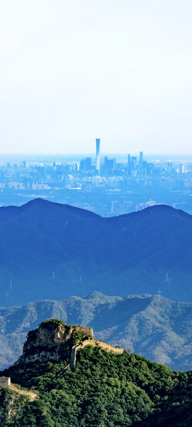 從長城上遠眺，北京中央商務區(qū)清晰可見。（攝影：魯夢晗 王佰龍）