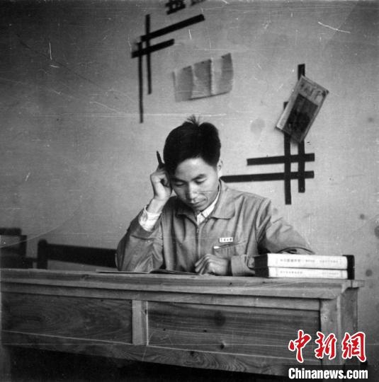 大學(xué)時期，龍樂豪在教室自習(xí)。(中國運載火箭技術(shù)研究院供圖)