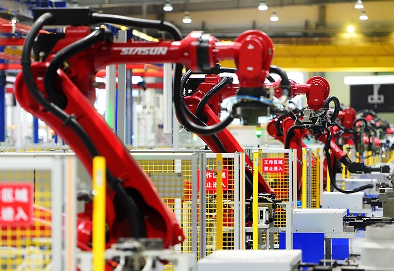 2019年11月22日，沈陽，一家數(shù)字化智能工廠內(nèi)，名為SR210的機(jī)器人正在自主地抓取各種零部件，快速組裝稍小的工業(yè)機(jī)器人。