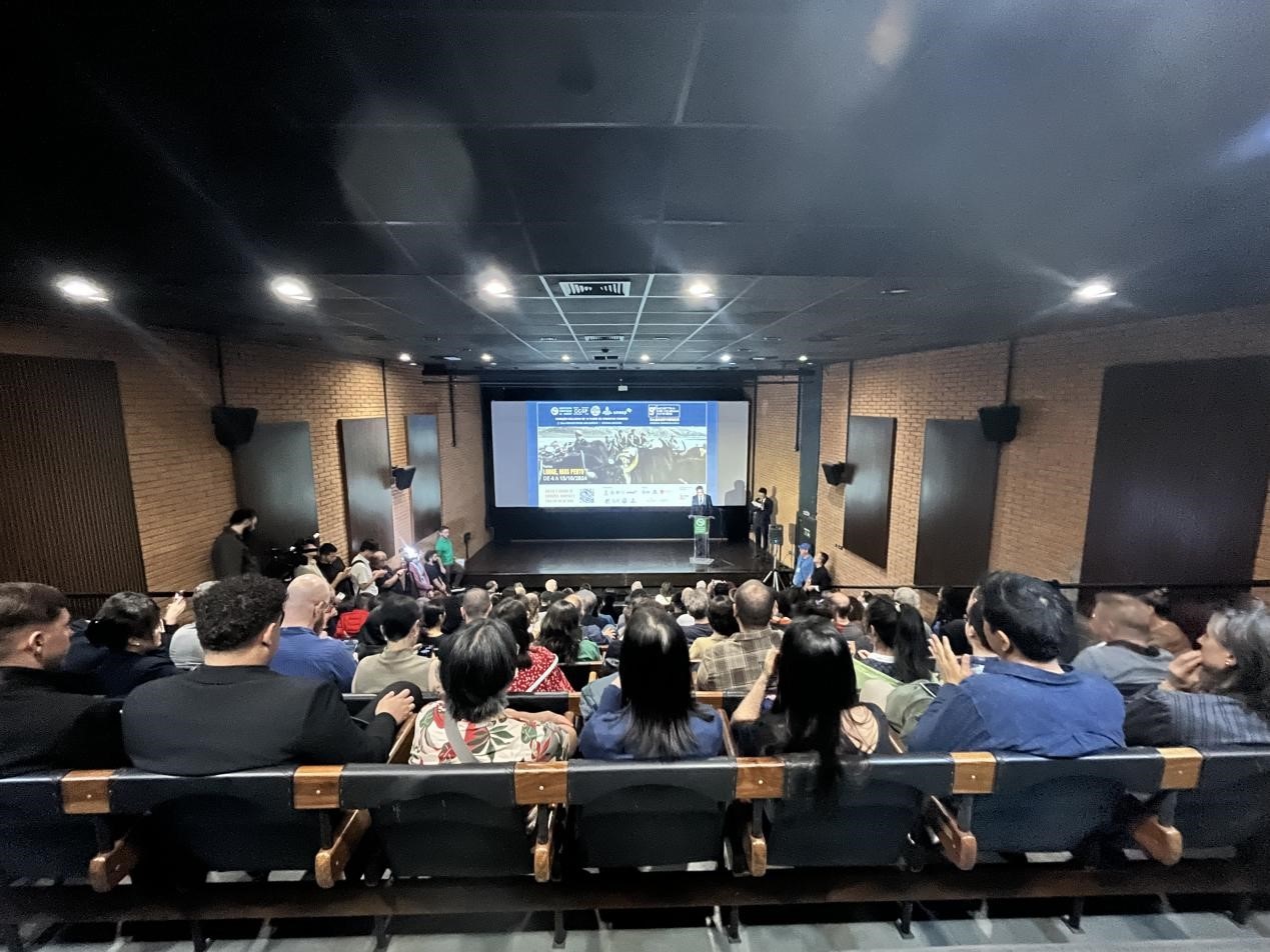 當?shù)貢r間10月3日晚，由巴西圣保羅州立大學孔子學院舉辦的第九屆圣保羅中國電影展在圣保羅文化中心拉開帷幕。巴西圣保羅州立大學孔子學院供圖