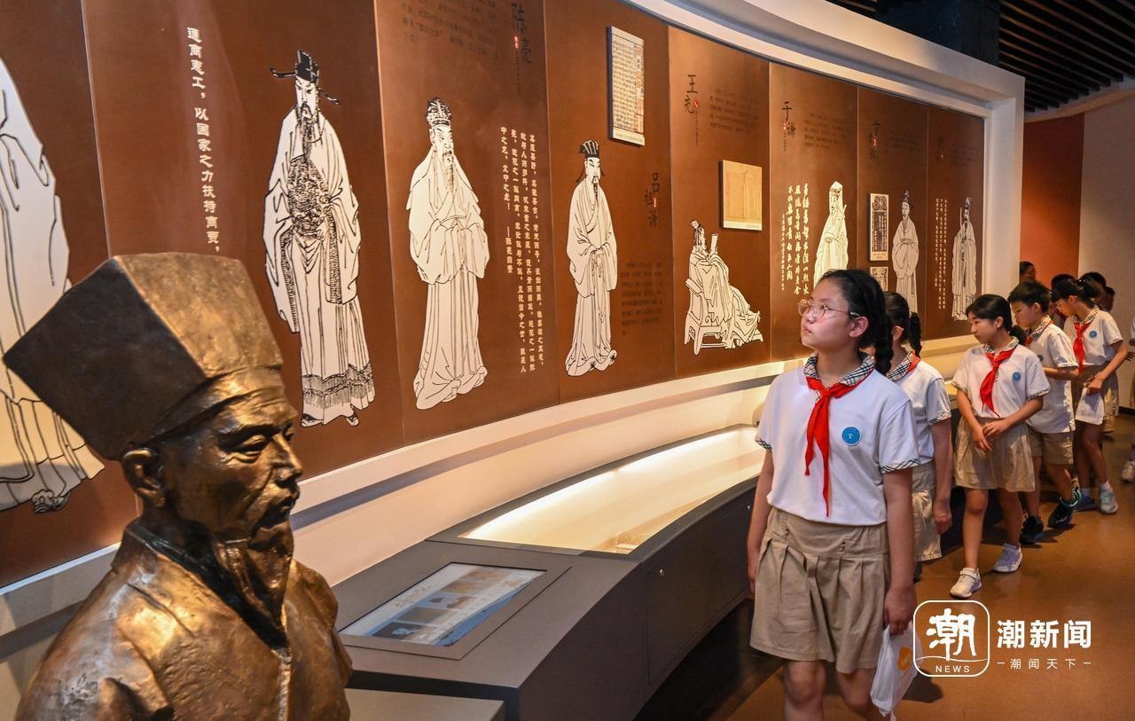 來(lái)自杭州市政苑小學(xué)的學(xué)生走進(jìn)浙江省檔案館“大寫浙江人”展廳，近距離“觸摸”歷史、走進(jìn)榜樣、聆聽(tīng)故事，激發(fā)愛(ài)黨愛(ài)國(guó)愛(ài)家熱情。記者 董旭明 攝