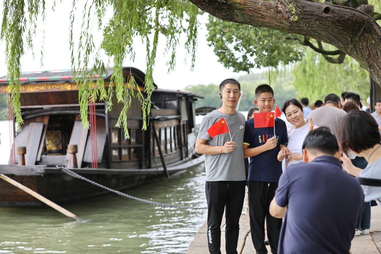 10月1日，市民在浙江省嘉興市南湖景區(qū)參加游園活動(dòng)。新華社發(fā) 金鵬 攝