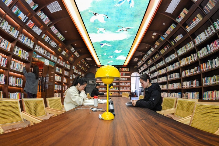 2024年1月4日，讀者在江西省宜春市袁州區(qū)珠泉街道獅子山公園城市書房內(nèi)閱讀、學(xué)習(xí)。新華社發(fā)（周亮 攝）