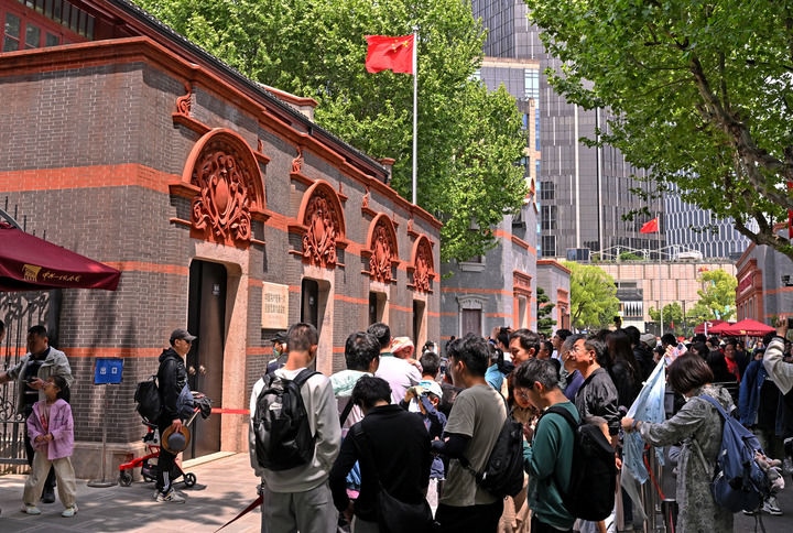 2024年5月3日，游客在位于上海的中共一大會址前參觀。新華社記者 劉穎 攝