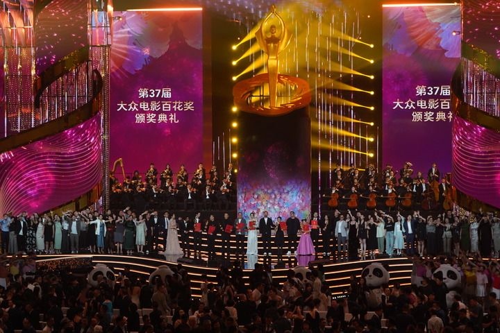2024年8月4日，在四川成都，第37屆大眾電影百花獎獲獎?wù)吆痛蟊娫u審在舞臺上合影。新華社記者 唐文豪 攝