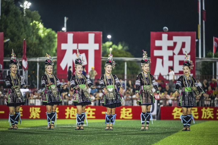 2024年9月28日，榕江縣侗族大歌隊(duì)的演員們在“村超”足球場上表演。當(dāng)日，“發(fā)現(xiàn)中國之美·相約貴州村超”國際友誼賽在貴州省黔東南苗族侗族自治州榕江縣的“村超”足球場舉行。新華社記者 陶亮 攝