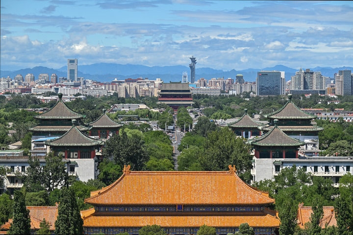 從景山上沿著北京中軸線向北眺望鼓樓（2024年8月12日攝）。新華社記者 李鑫 攝