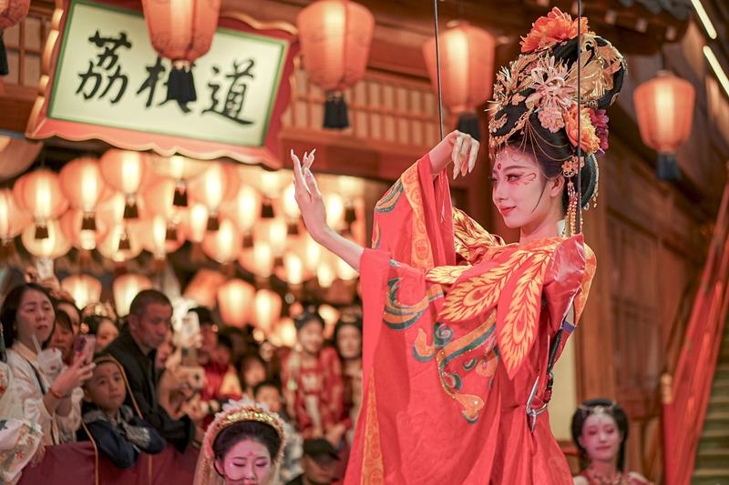 △2024年10月2日，陜西省西安市長(zhǎng)安十二時(shí)辰主題街區(qū)的“唐潮”系列沉浸式表演。