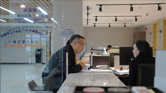浙江省臺(tái)州市辦事群眾在政務(wù)服務(wù)中心咨詢業(yè)務(wù)辦理相關(guān)問(wèn)題。圖片來(lái)源：人民網(wǎng)浙江頻道