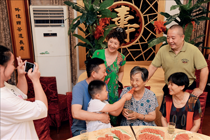 2019年9月13日，浙江南潯久安老年城餐廳， 84歲的沈?qū)W安老人（前右二）和前來看望她的親人歡聚