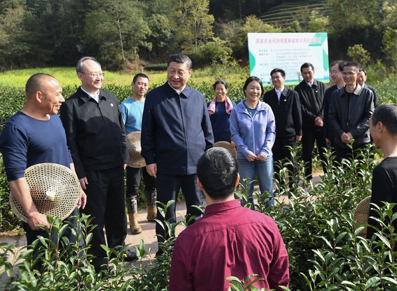 2021年3月22日，習(xí)近平總書記在福建南平武夷山市星村鎮(zhèn)燕子窠生態(tài)茶園，同科技特派員、茶農(nóng)親切交流，了解當(dāng)?shù)夭璁a(chǎn)業(yè)發(fā)展情況。