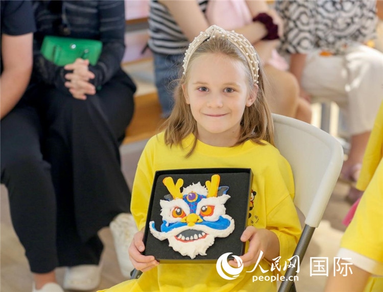 一名中文愛好者手捧生肖畫。人民網(wǎng)中東中心分社塔里克·易卜拉欣攝