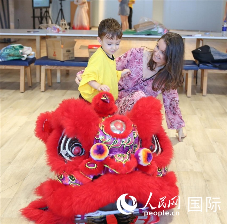 一名兒童在感受舞獅。人民網(wǎng)中東中心分社塔里克·易卜拉欣攝
